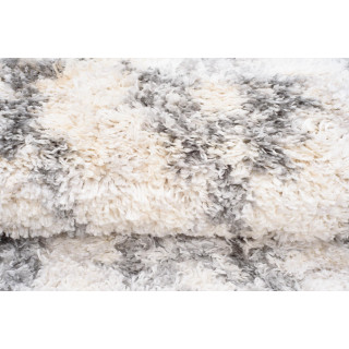 Kosmata preproga s kremnimi resicami