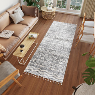 Kosmata preproga z resicami v sivi barvi