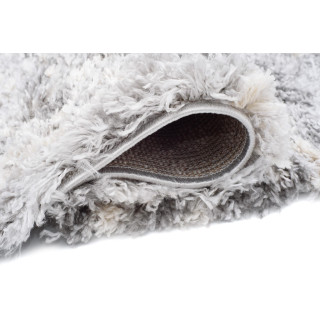 Kosmata preproga z resicami v sivi barvi