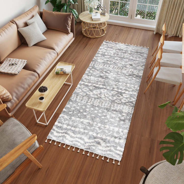 Temno siva kosmata preproga z resicami