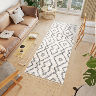 Preproga z resicami v kremni barvi