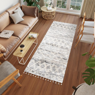 Kosmata siva preproga z resicami