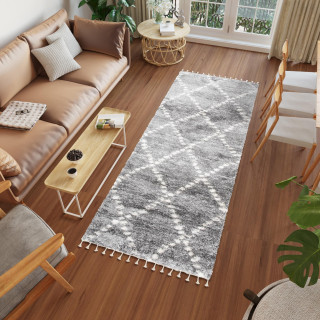 Kosmata preproga z resicami v sivi barvi