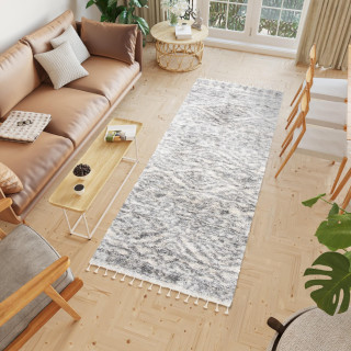 Kosmata preproga v kremni barvi