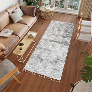 Siva kosmata preproga z vzorcem