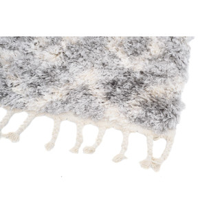 Siva kosmata preproga z vzorcem