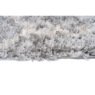 Siva kosmata preproga z vzorcem