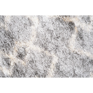 Siva kosmata preproga z vzorcem