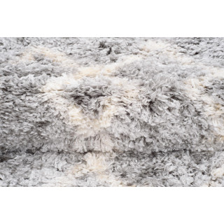 Siva kosmata preproga z vzorcem