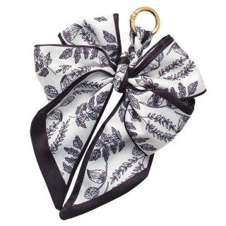 Eleganten obesek v obliki loka