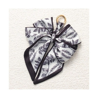 Eleganten obesek v obliki loka