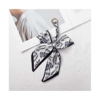 Eleganten obesek v obliki loka