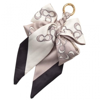 Eleganten obesek v obliki loka