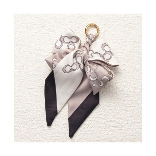 Eleganten obesek v obliki loka