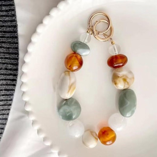 Obesek z barvnimi kamni