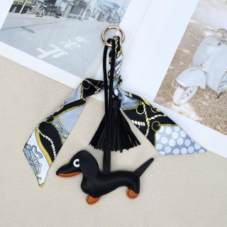 Črn usnjen obesek v obliki jazbečarja