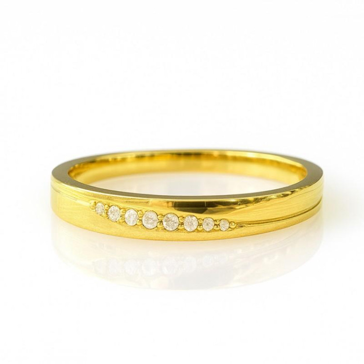 Pozlačen ženski prstan s cirkoni