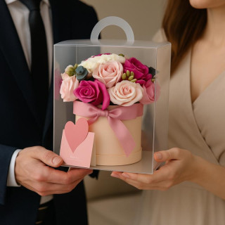 Šopek dišečih milnih rož v škatli