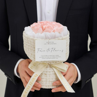 Šopek dišečih milnih rož v škatli z LED osvetlitvijo