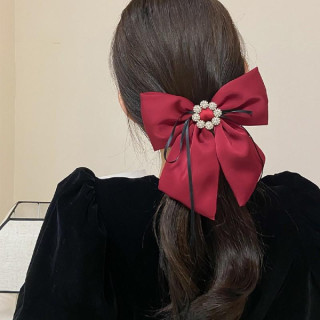 Bordo sponka z pentljo in diamanti