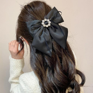 Črna zaponka z pentljo in diamanti