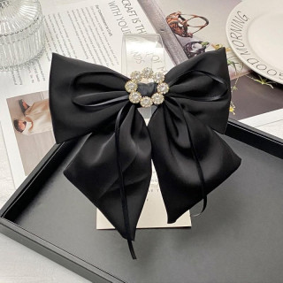 Črna zaponka z pentljo in diamanti