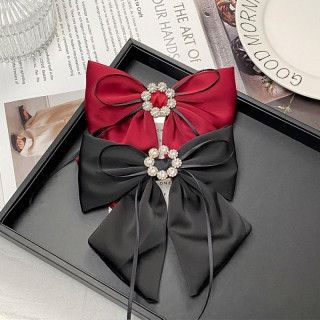 Črna zaponka z pentljo in diamanti