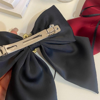 Črna zaponka z pentljo in diamanti