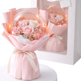Roza šopek milnih rož s kroglico v škatli