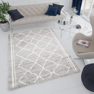 Kosmata siva preproga z modernim vzorcem