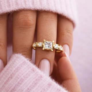 Ženski pozlačen prstan s cirkoni