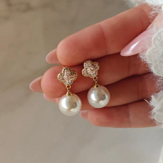 Pozlačeni ženski uhani z biseri