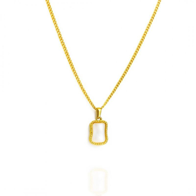 Pozlačena ogrlica z belim pravokotnikom
