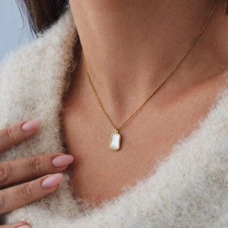 Pozlačena ogrlica z belim pravokotnikom