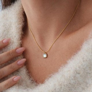 Ženska ogrlica z belim kvadratom