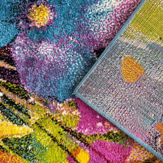 Otroška preproga z barvitim cvetličnim vzorcem