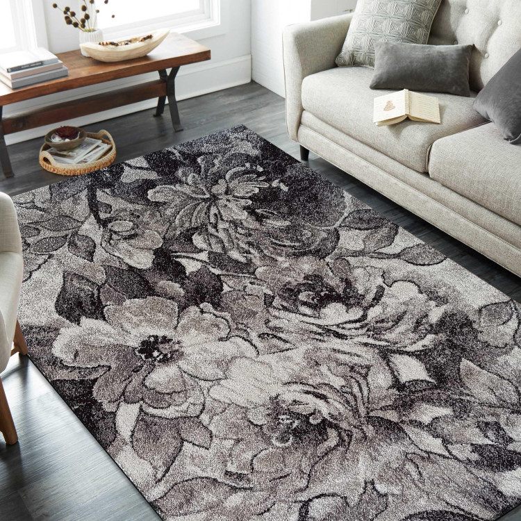 Rjava preproga s cvetličnim vzorcem