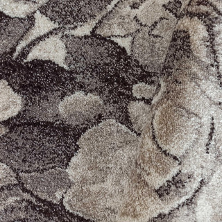 Rjava preproga s cvetličnim vzorcem