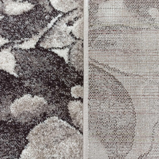 Rjava preproga s cvetličnim vzorcem