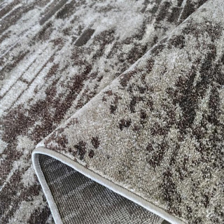 Preproga z vzorcem v rjavi barvi