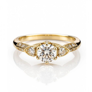 Eleganten pozlačen ženski prstan