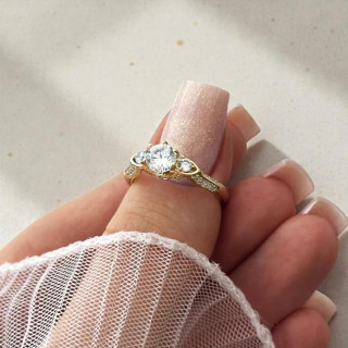 Eleganten pozlačen ženski prstan