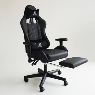 Črn usnjen igralni stol z naslonom za noge