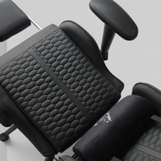 Črn usnjen igralni stol z naslonom za noge