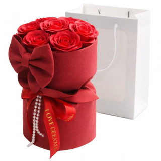 Rdeča škatla dišečih milnih cvetov