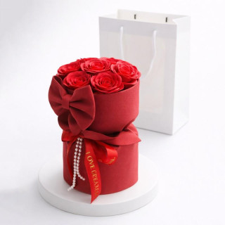 Rdeča škatla dišečih milnih cvetov