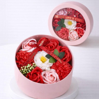 Roza škatla dišečih rdečih milnih cvetov