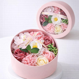 Darilna škatla dišečih rožnatih milnih cvetov