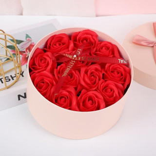 Škatla dišečih rdečih milnih vrtnic