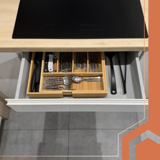 Siva nedrseča podloga za predale